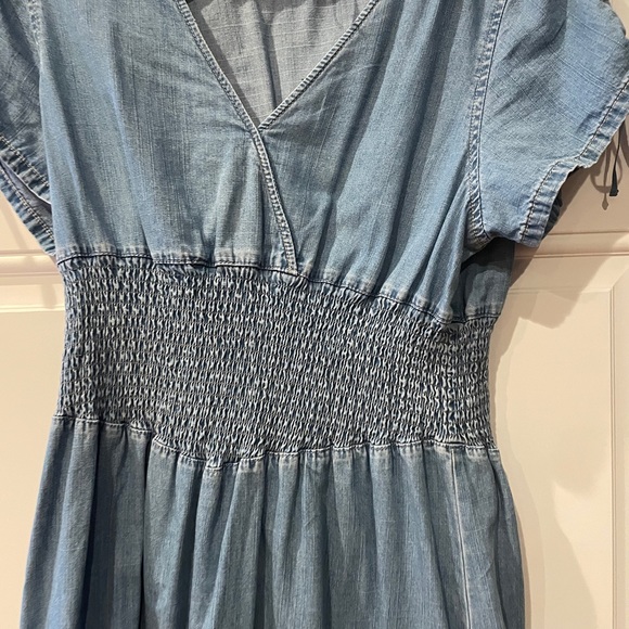 Denim Nine West dress. Elastic at waistline  and bows that can be tied on slave - Picture 5 of 6